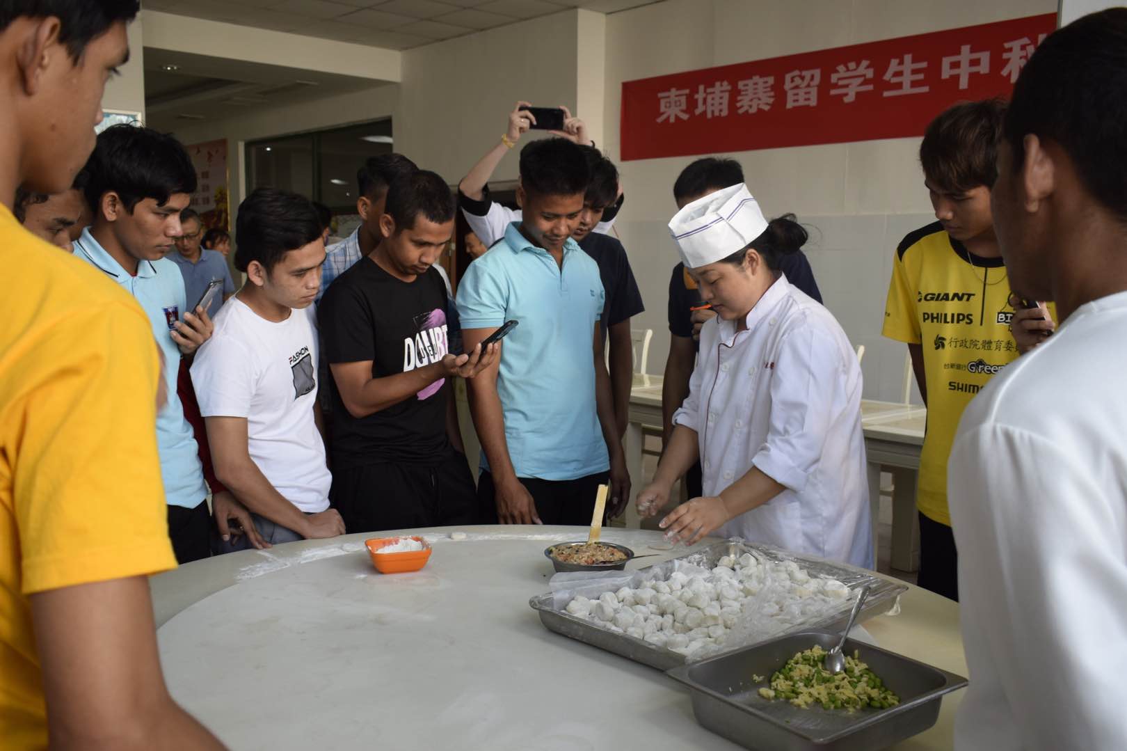 师傅包饺子.jpg 师傅包饺子.jpg