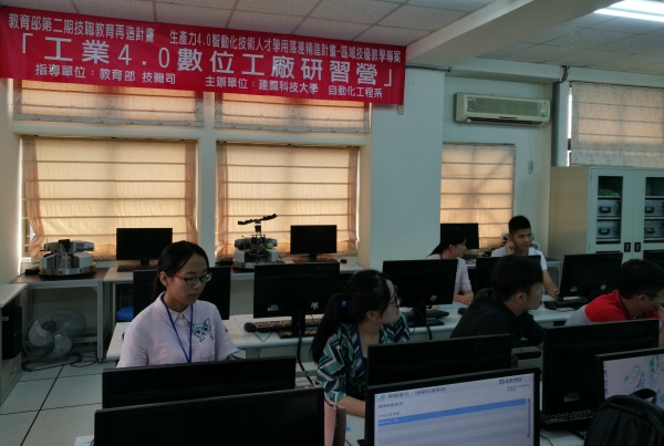 图为研习营同学们在上课.jpg 图为研习营同学们在上课.jpg